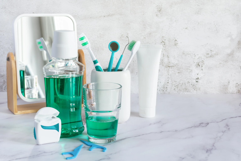 verschiedene Zahnpflegeprodukte liegen auf einem Tisch