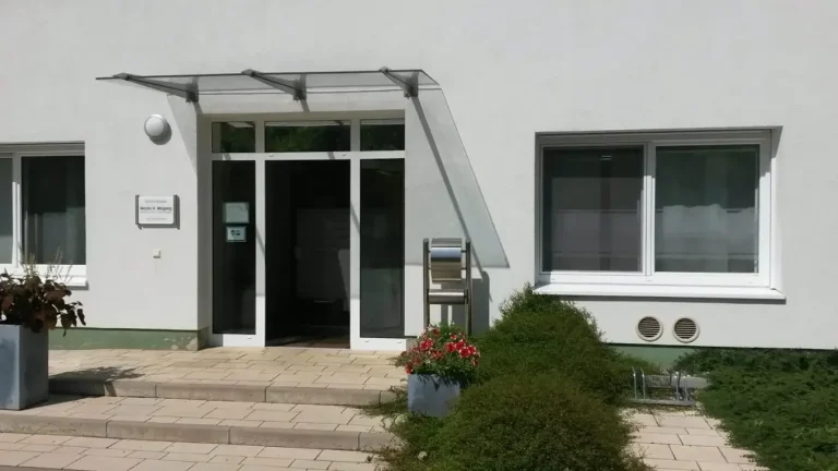 Eingang zur Zahnarztpraxis in der sich auch der Mundhygiene Shop befindet